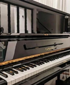 Yamaha U3E - Logo và các phím trên đàn Đàn Piano Yamaha U3E