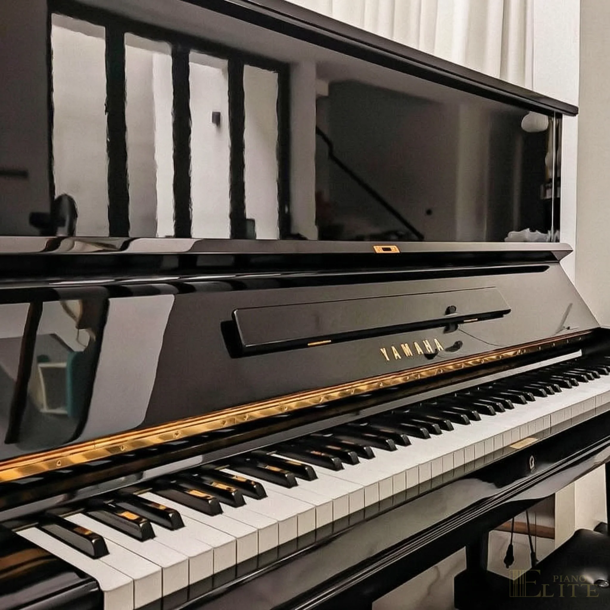 Yamaha U3E - Logo và các phím trên đàn Đàn Piano Yamaha U3E