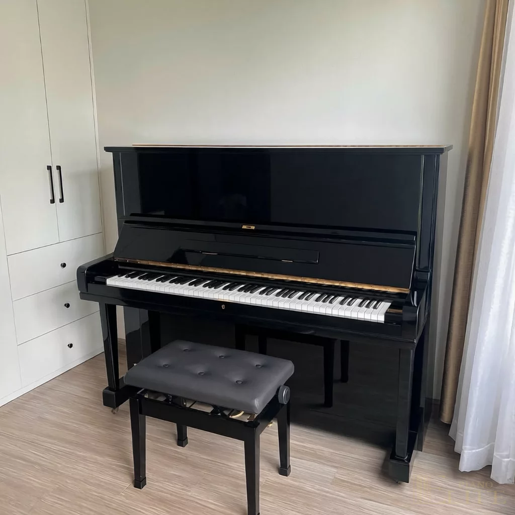 Yamaha U3E - Yamaha U3E và ghế đàn
