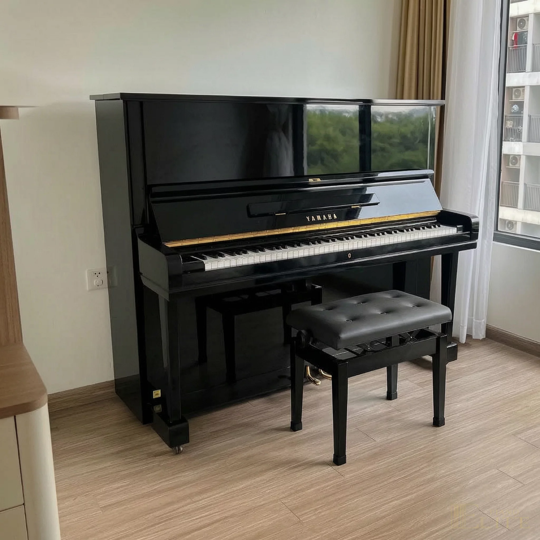 Yamaha U3E - Màu đen trên đàn Yamaha U3E