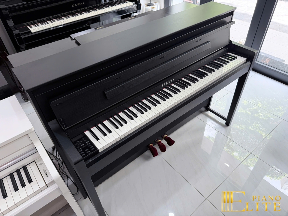YAMAHA CLP-585 B