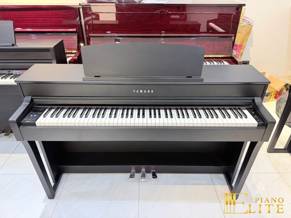 YAMAHA CLP-645 B