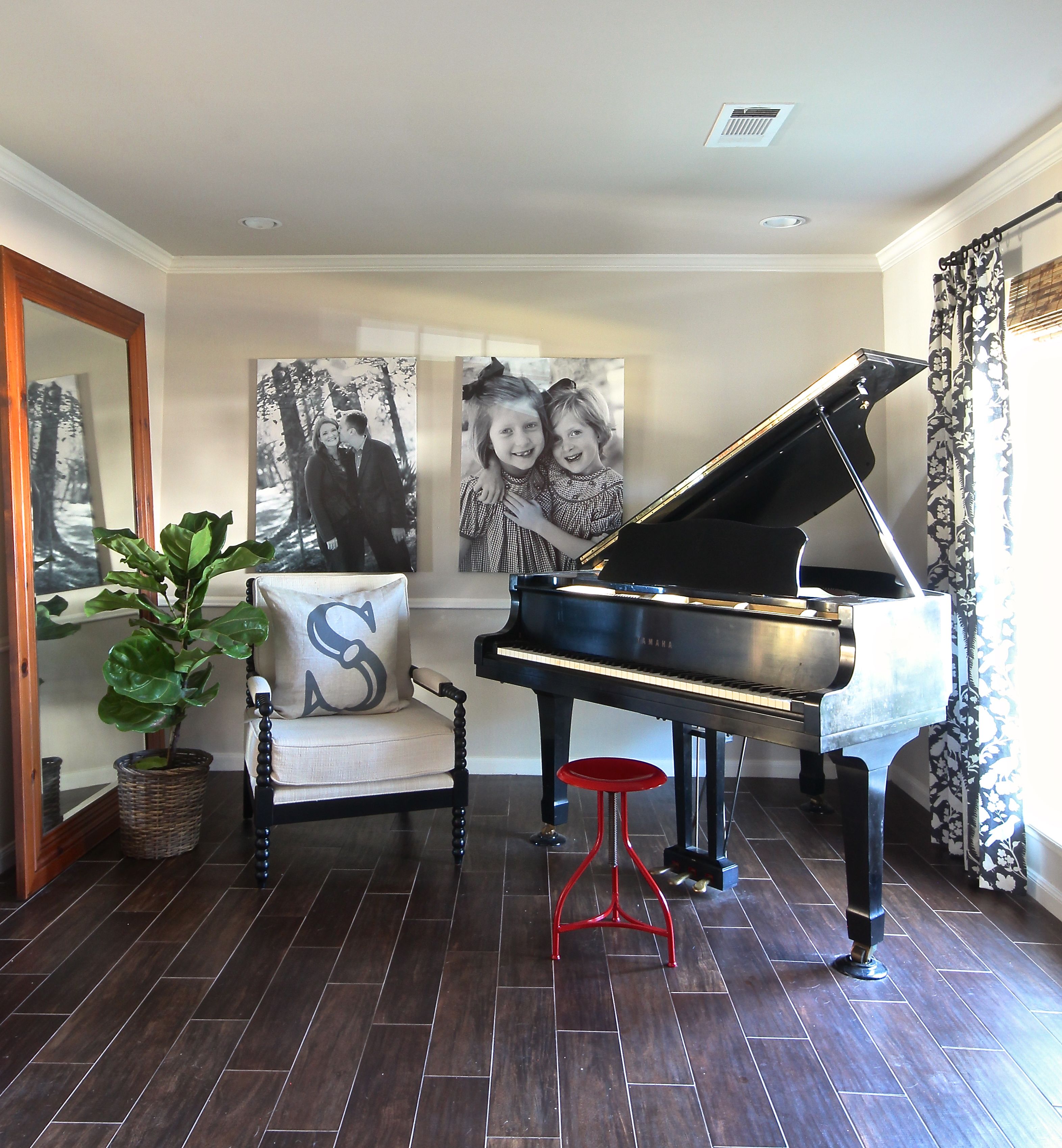 Grand Piano Cho Gia Đình: Biến Phòng Khách Thành Sân Khấu