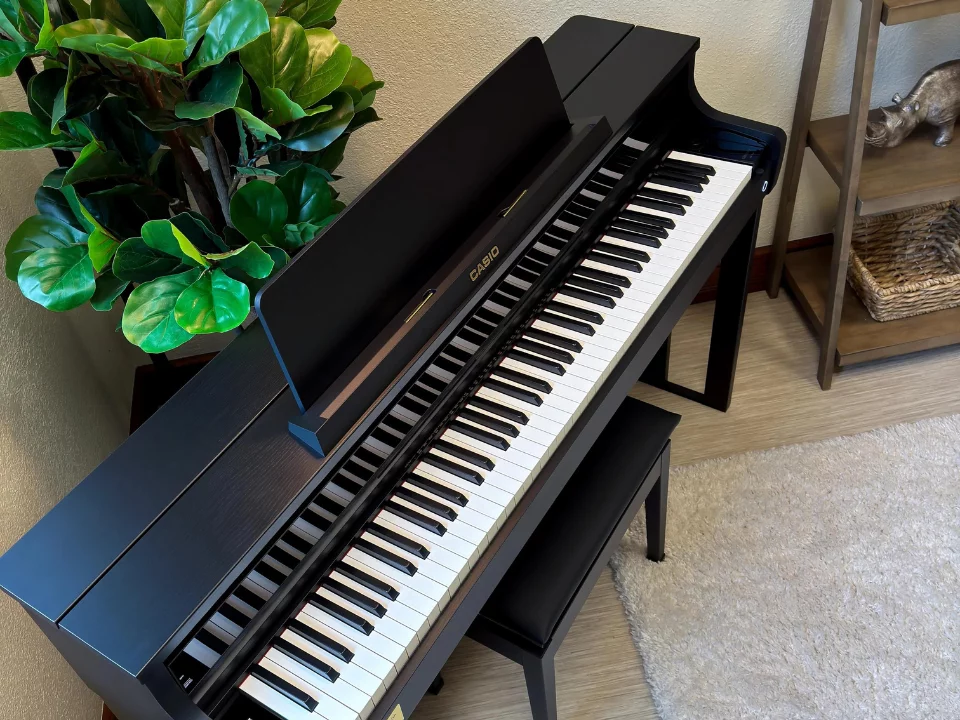 Casio AP-750 Black (BK) – Góc nhìn nghiêng thể hiện đường nét tinh tế