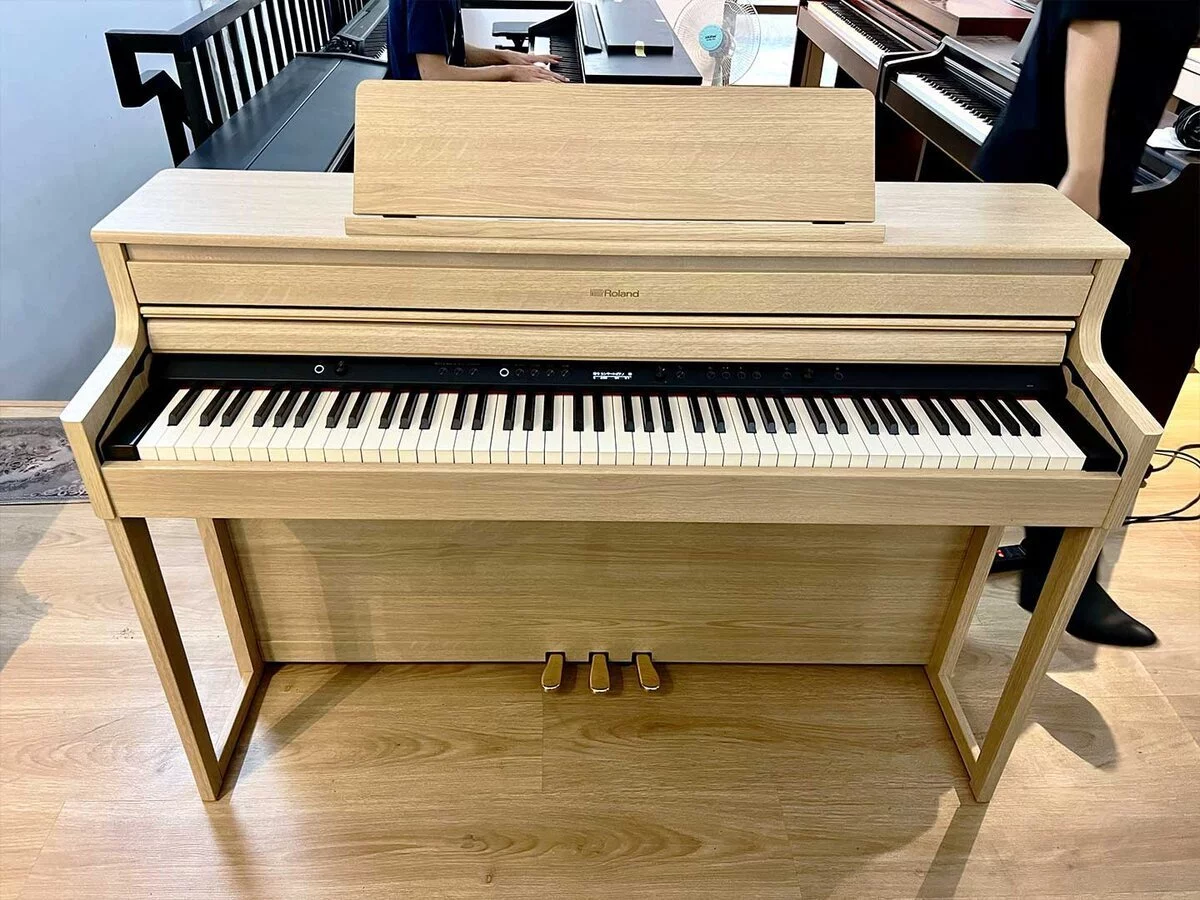 ROLAND HP-704 LO (New) – Ghế đàn và phụ kiện đi kèm