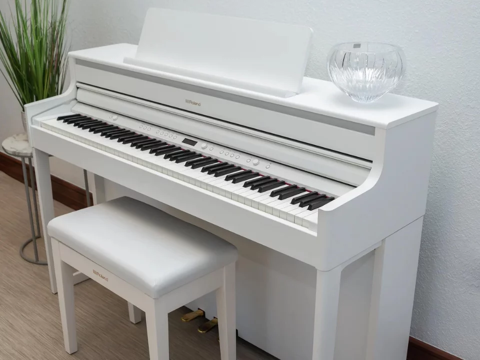 ROLAND HP-704 WH (New) – Toàn cảnh thiết kế tại Nah Music