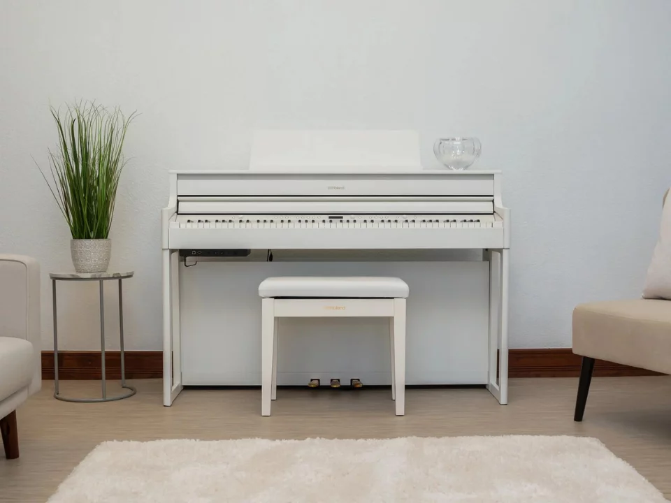 Review ROLAND HP-704 WH (New) – Hình ảnh thực tế tại showroom Nah Music