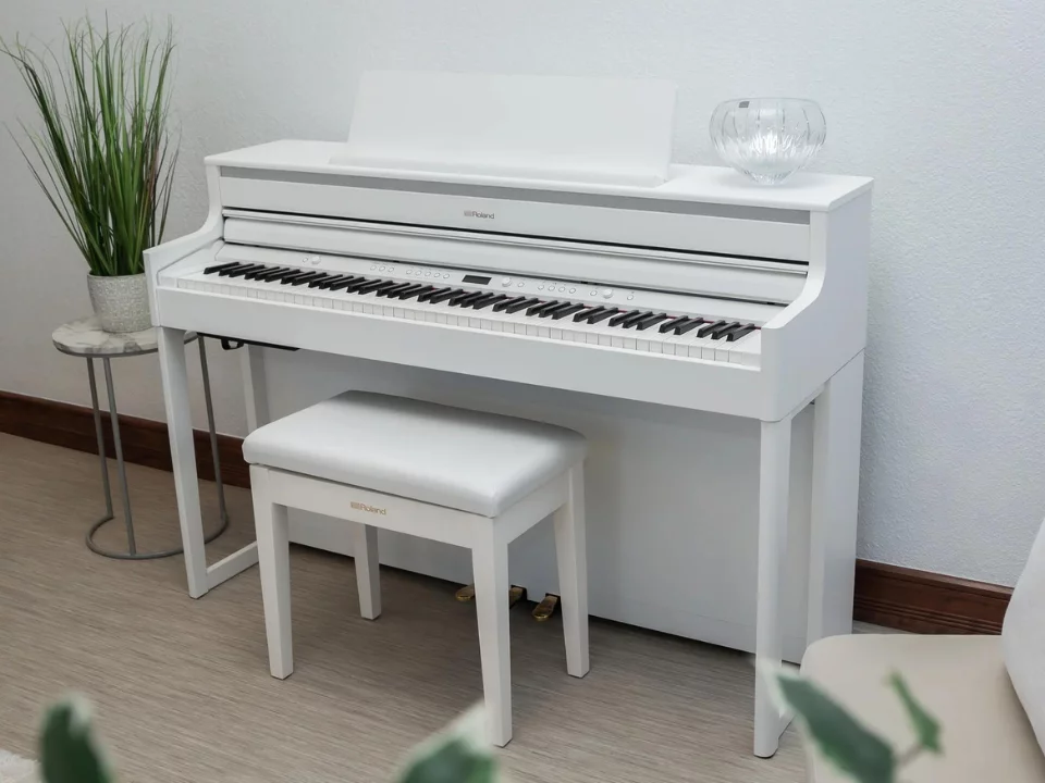 ROLAND HP-704 WH (New) – Mặt sau và hệ thống dây đàn Roland