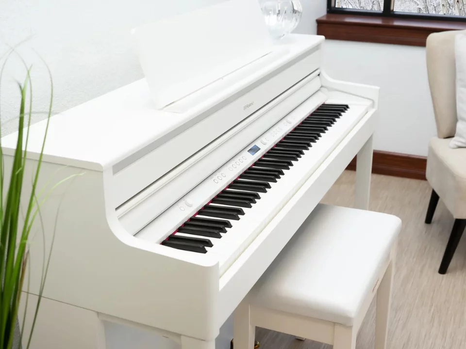 ROLAND HP-704 WH (New) tại Nah Music TP.HCM – Không gian trưng bày