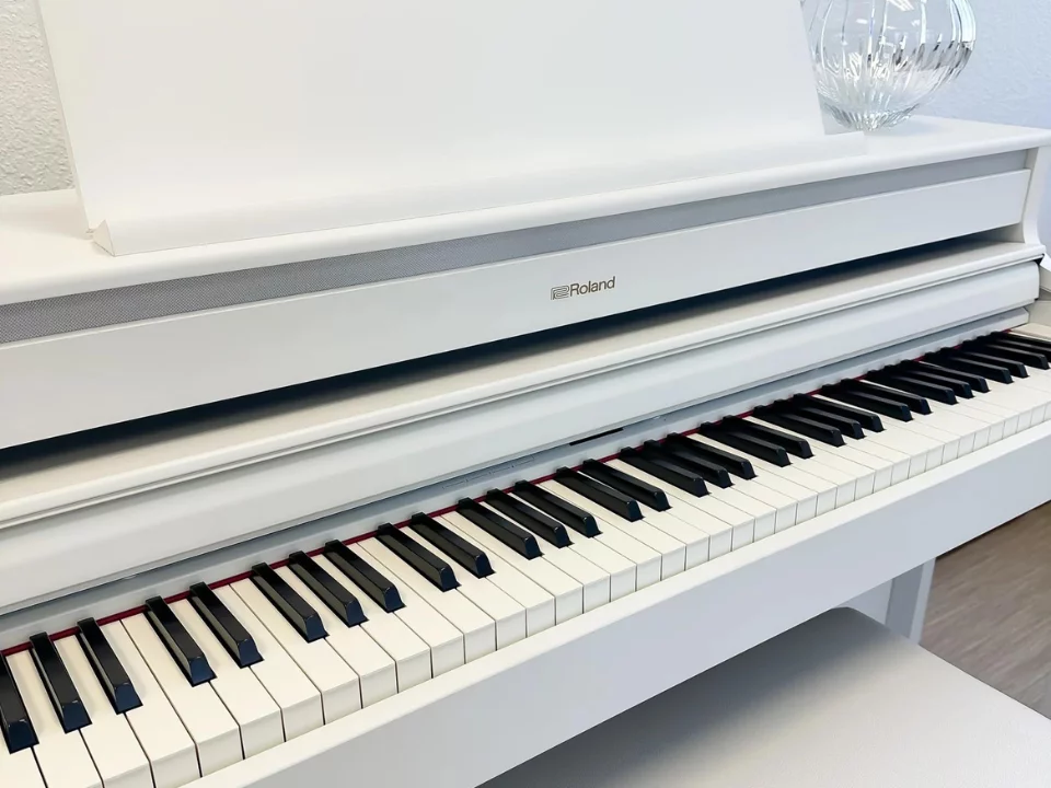 ROLAND HP-704 WH (New) – Ghế đàn và phụ kiện đi kèm