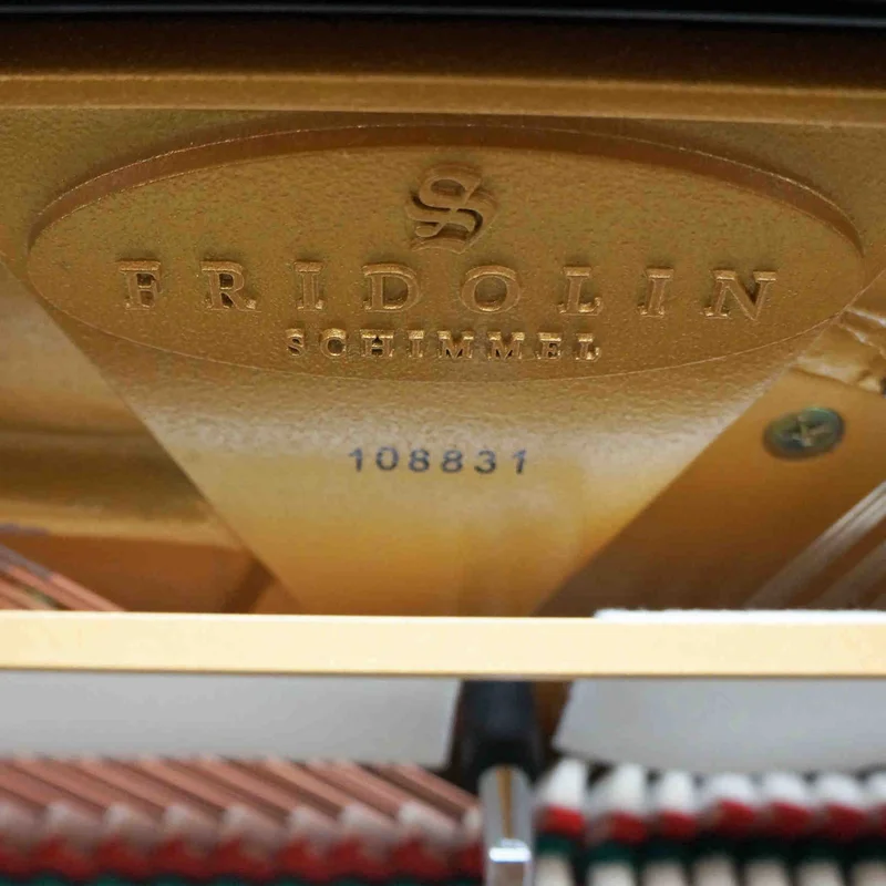 Fridolin Schimmel F121 Tradition (White High Gloss) – Toàn cảnh thiết kế tại Nah Music