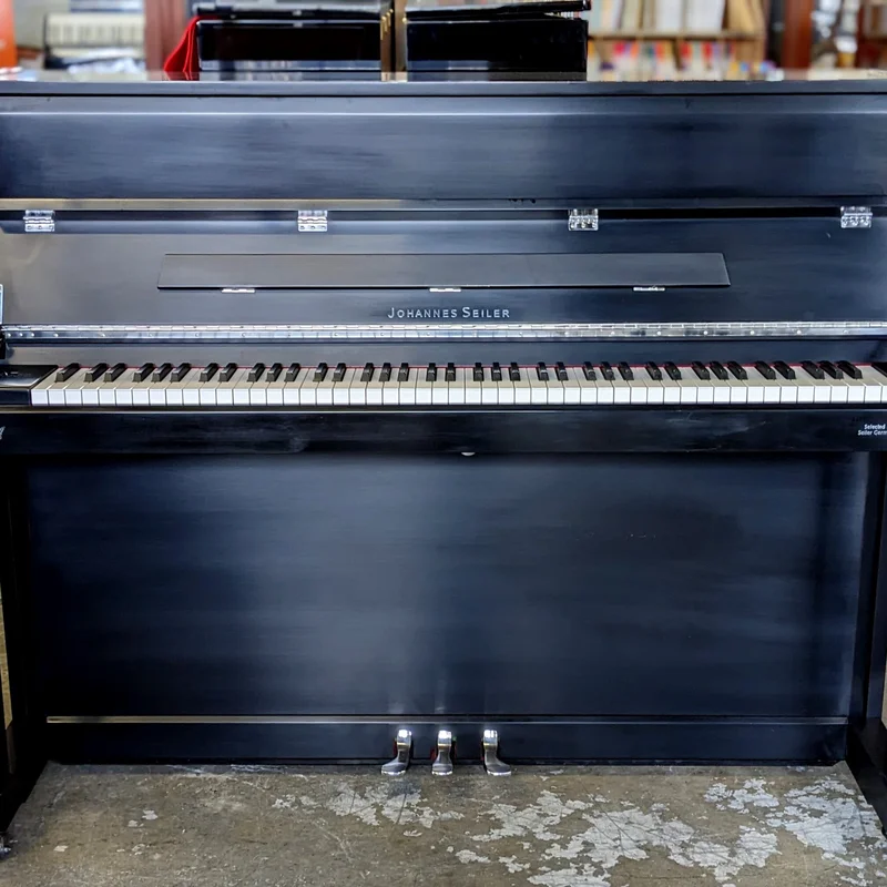 Không gian trưng bày đàn piano Seiler GS-647R tại showroom Nah Music