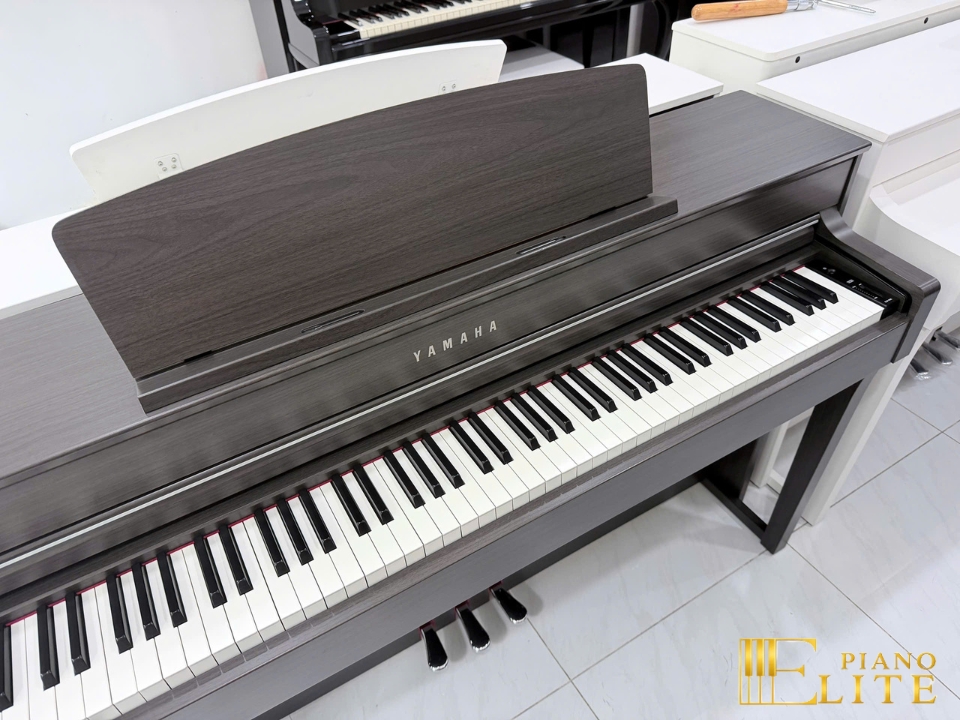 YAMAHA CLP-645 DW – Mặt sau và hệ thống dây đàn Yamaha