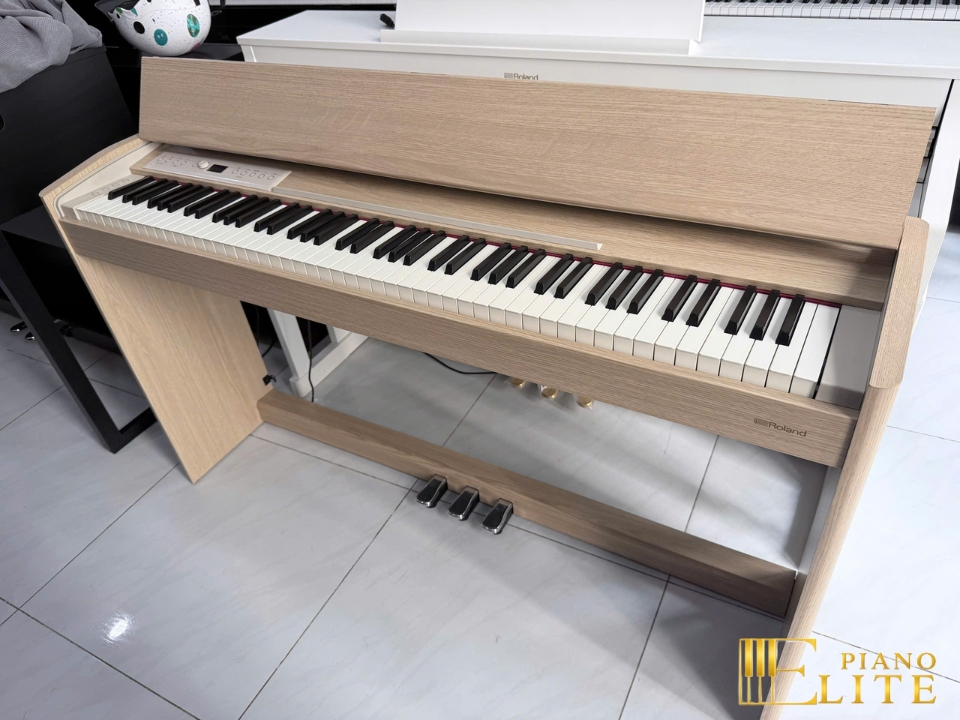 ROLAND F701 LA (USED)