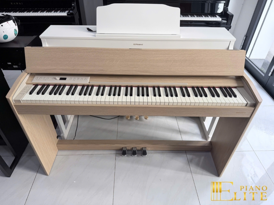 ROLAND F701 LA (USED)