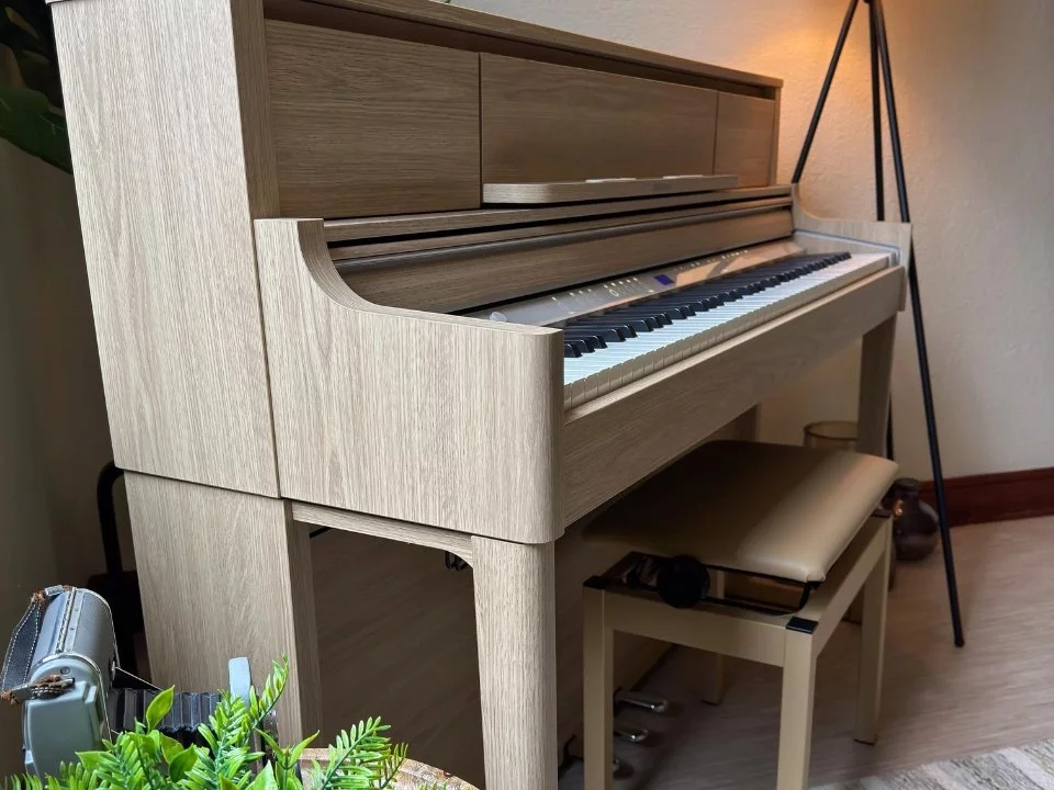 Chi tiết ROLAND LX-5 LO – Nắp đàn và bản lề cao cấp Roland