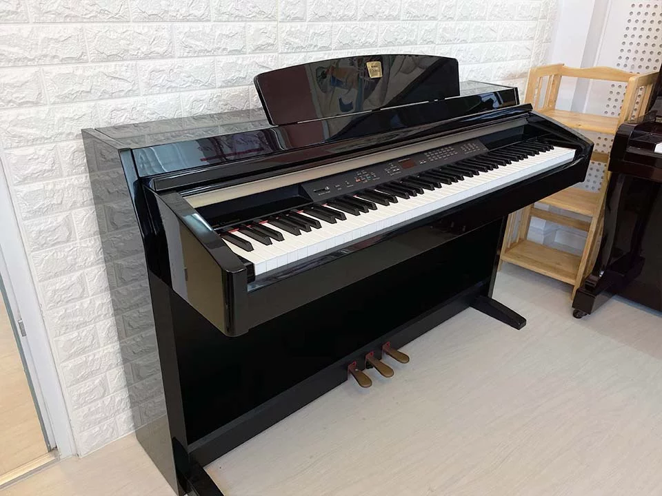 YAMAHA CLP-240 PE