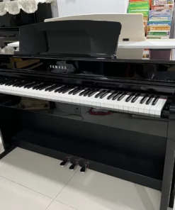 YAMAHA CLP-575 PE