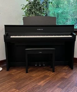 YAMAHA CLP-775 B