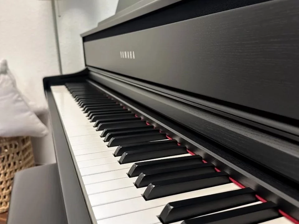 YAMAHA CLP-775 B