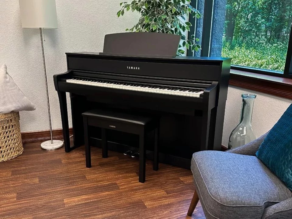 YAMAHA CLP-775 B – Mặt sau và hệ thống dây đàn Yamaha