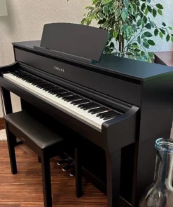 YAMAHA CLP-775 B