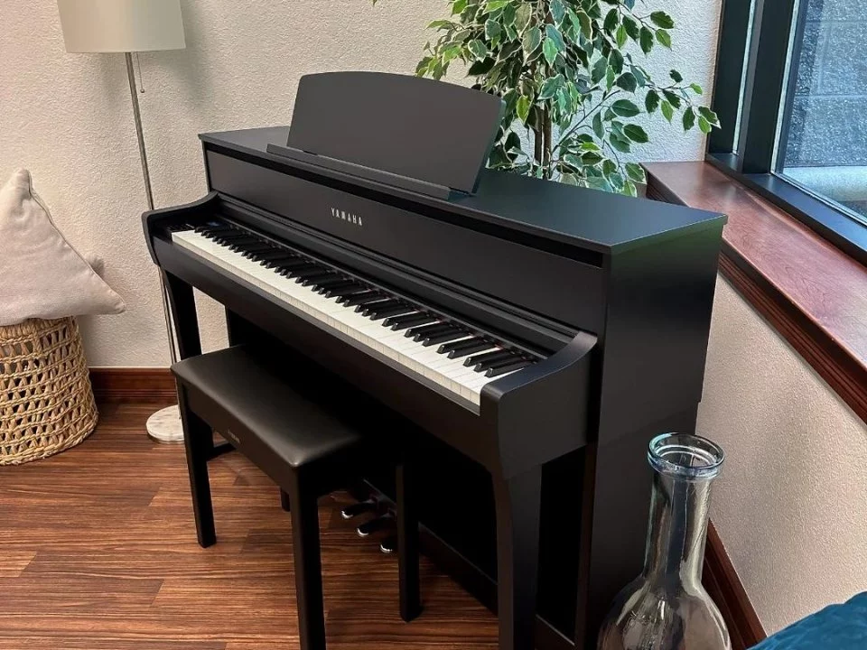 YAMAHA CLP-775 B
