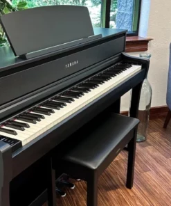 YAMAHA CLP-775 B