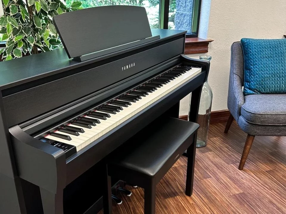 YAMAHA CLP-775 B – Ghế đàn và phụ kiện đi kèm