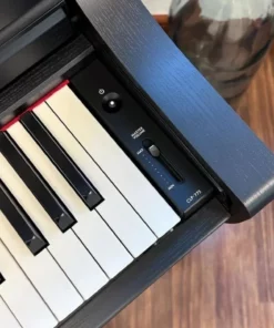YAMAHA CLP-775 B