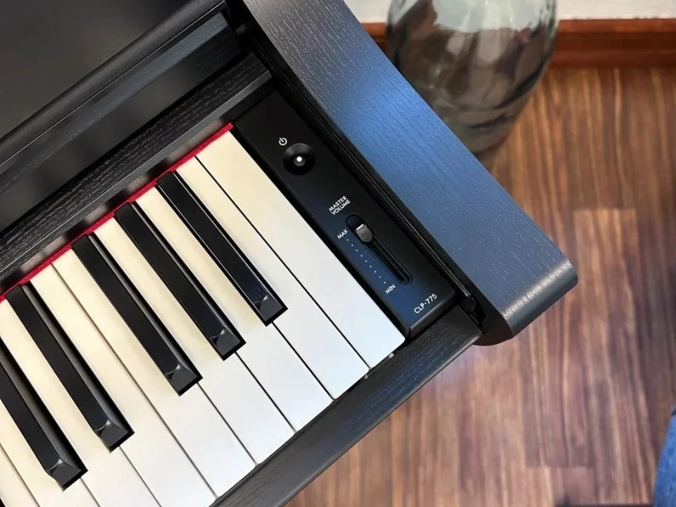 YAMAHA CLP-775 B – Góc nhìn nghiêng thể hiện đường nét tinh tế