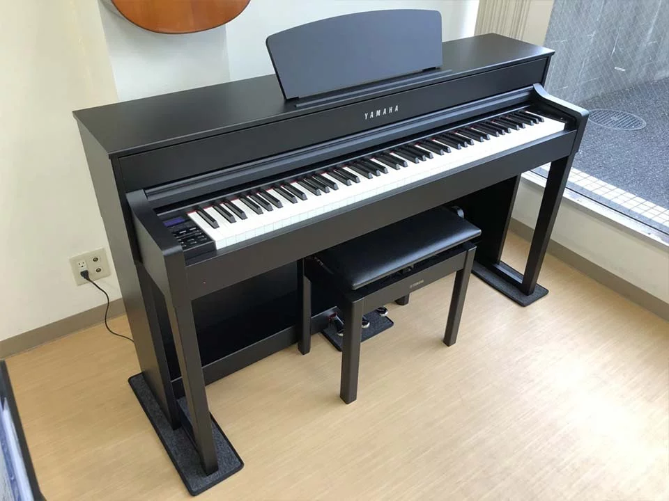 YAMAHA CLP-535 B