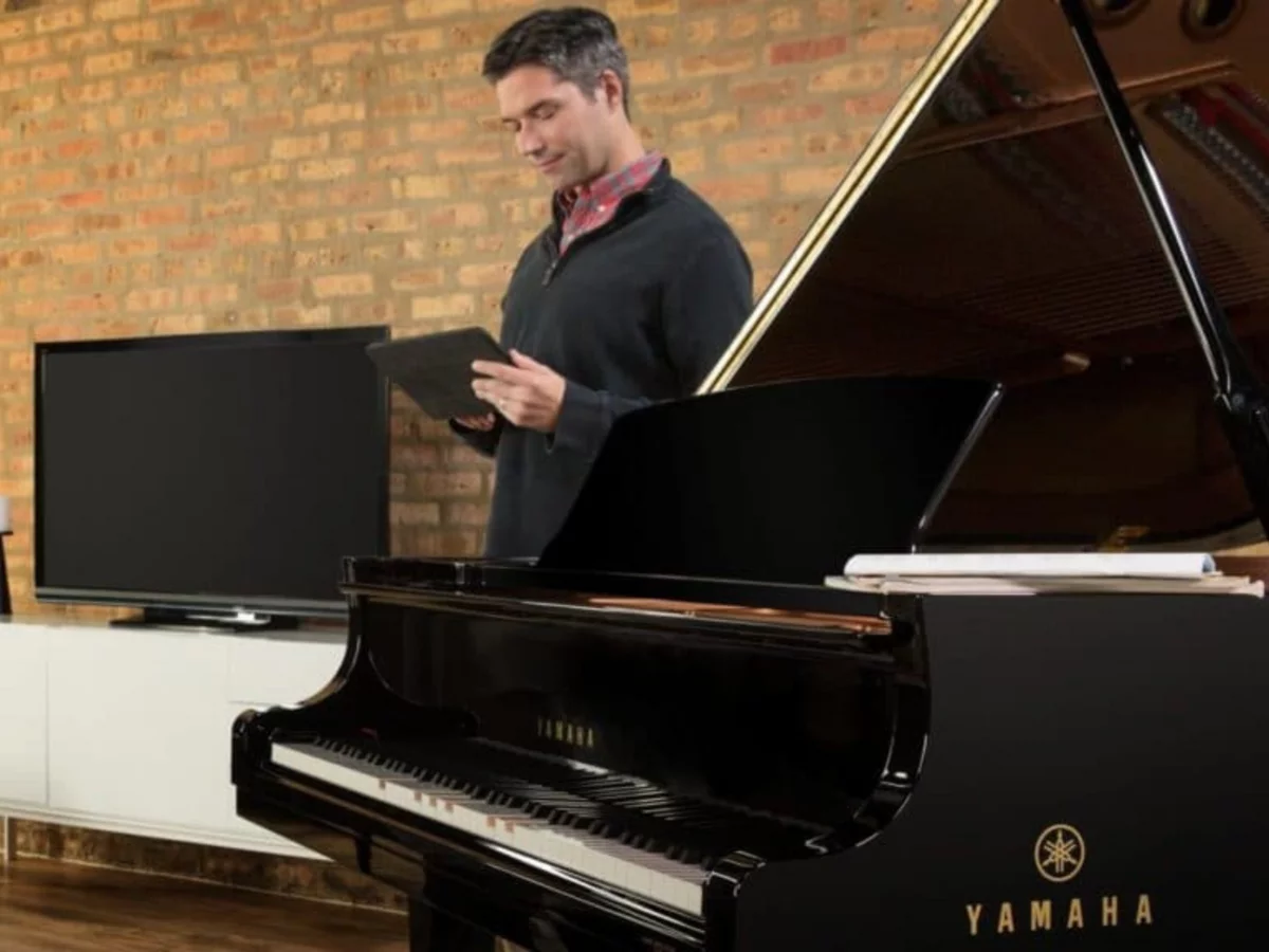 Trưng bày đàn YAMAHA DGC2 ESNT PE tại showroom