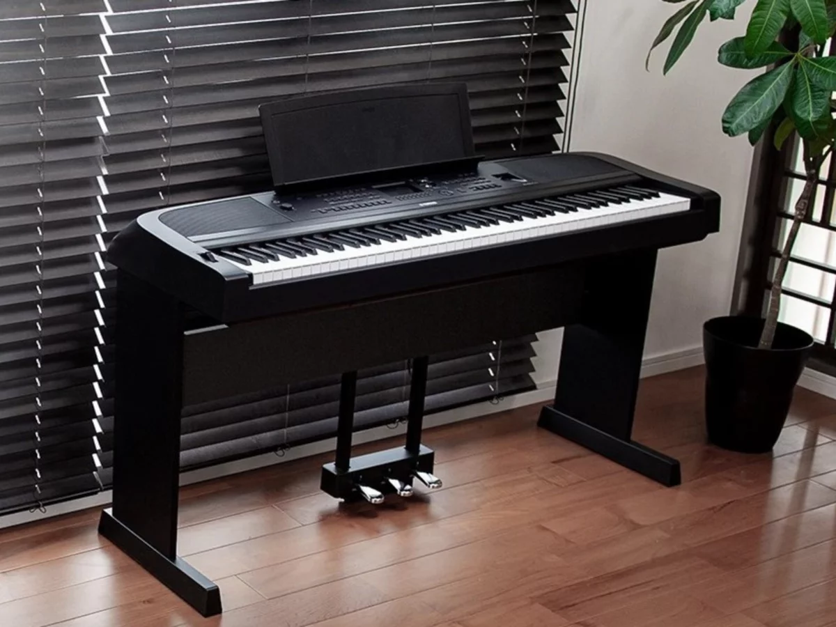 YAMAHA DGX-670 B
