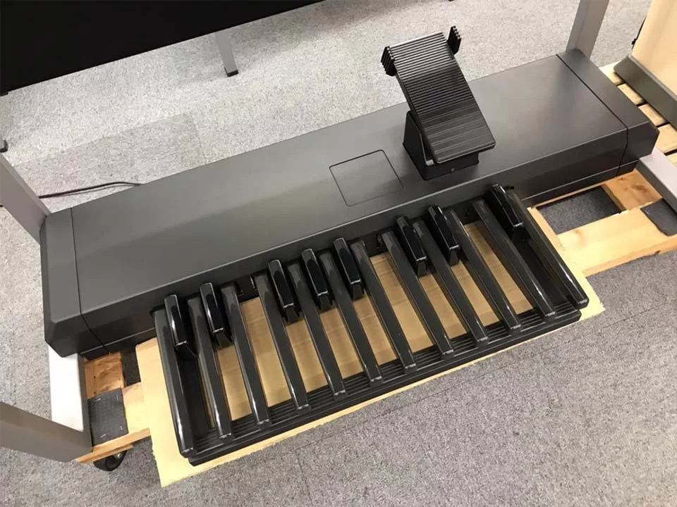 YAMAHA ELS-01C – Mặt sau và hệ thống dây đàn Yamaha