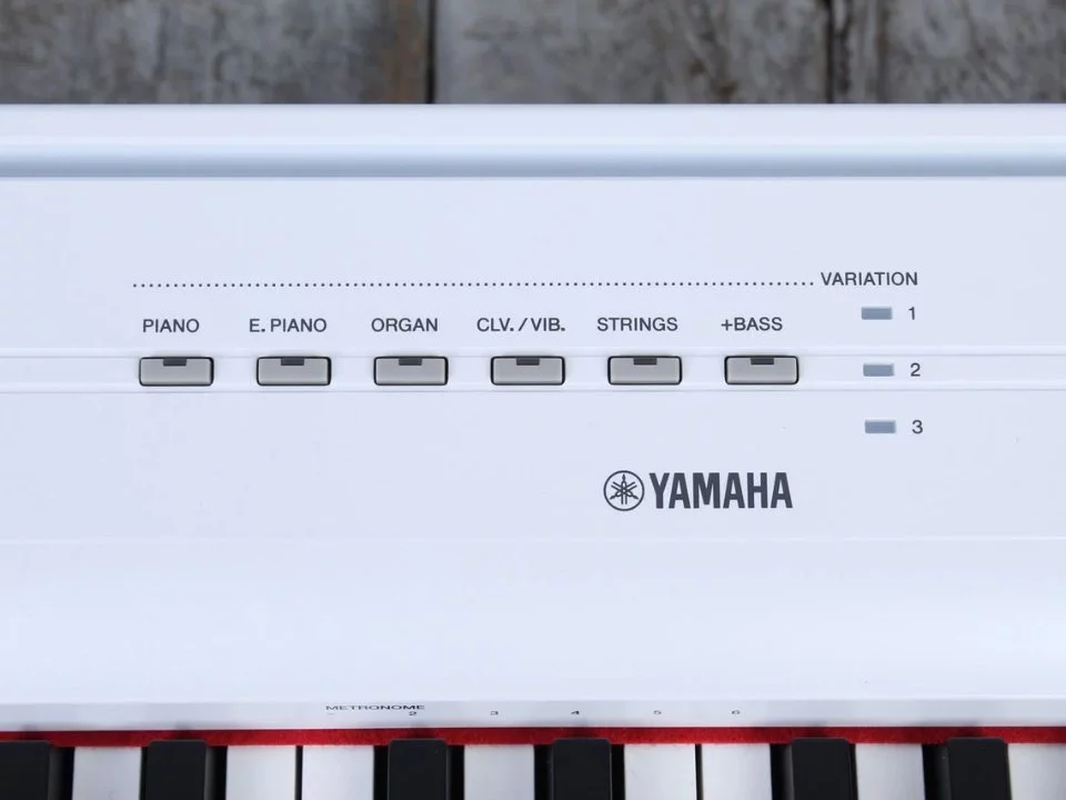 YAMAHA P-125A WH – Mặt sau và hệ thống dây đàn Yamaha