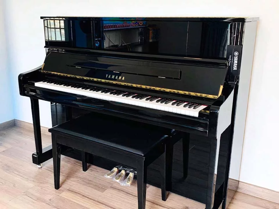YAMAHA U1