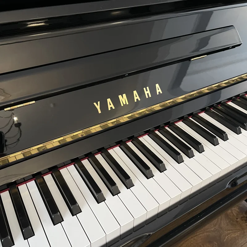 YAMAHA U30 RW – Toàn cảnh thiết kế tại Nah Music