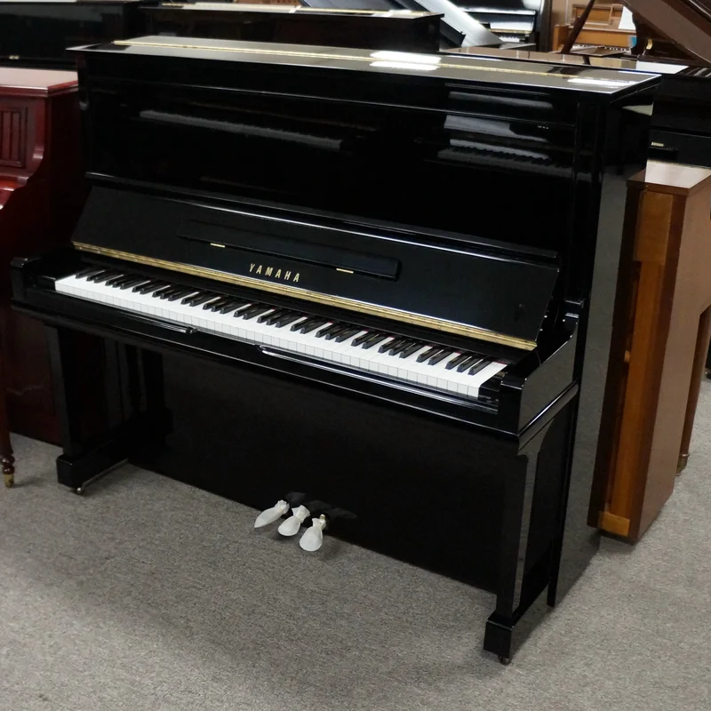 Chi tiết mặt gỗ Walnut đỏ của Yamaha U30 RW