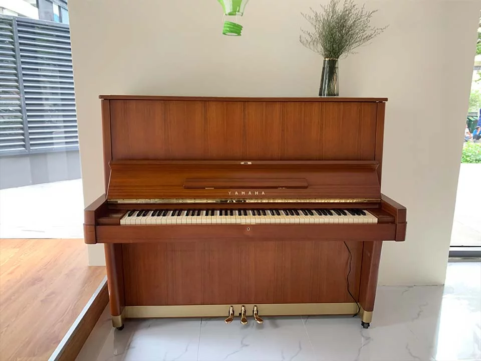 YAMAHA U7